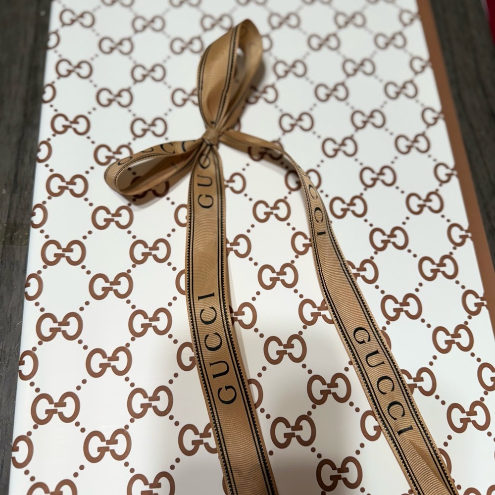 Luxury Floral Wrapping Set – 20 Gold Print Sheets + 5 Yards Ribbon”